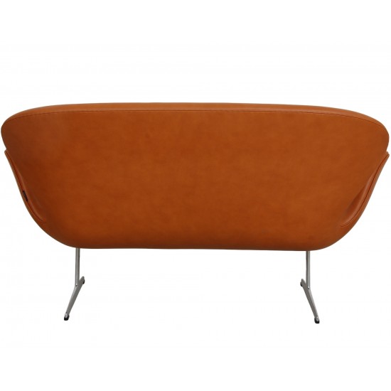 For Sale Arne Jacobsen Swan sofa in original Cognac Aura leather